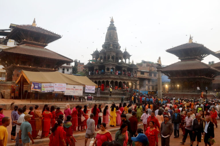 श्रीकृष्णमन्दिरमा बिहानैदेखि भक्तजनको लाम